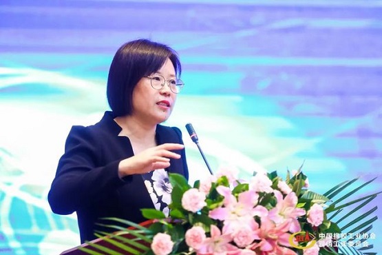 中國(guó)橡膠工業(yè)協(xié)會(huì)會(huì)長(zhǎng) 徐文英 中國(guó)橡膠工業(yè)協(xié)會(huì)會(huì)長(zhǎng) 徐文英