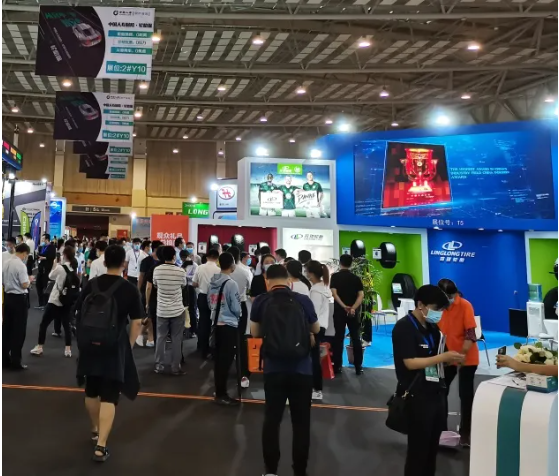 調研中專家組成員與企業有關人員開展座談 調研中專家組成員與企業有關人員開展座談