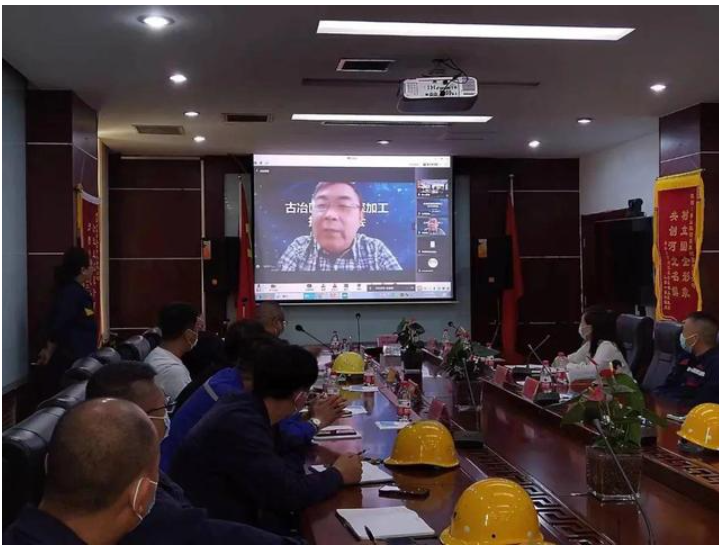 李鑫鋼教授就《煤焦油深加工分離過程強(qiáng)化與節(jié)能技術(shù)》進(jìn)行了深入講解,具有較強(qiáng)的可操作性。與會企業(yè)負(fù)責(zé)人以視頻連線形式與李鑫鋼教授進(jìn)行對接交流。 李鑫鋼教授就《煤焦油深加工分離過程強(qiáng)化與節(jié)能技術(shù)》進(jìn)行了深入講解,具有較強(qiáng)的可操作性。與會企業(yè)負(fù)責(zé)人以視頻連線形式與李鑫鋼教授進(jìn)行對接交流。