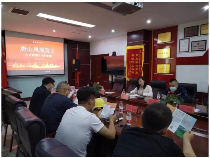 主辦單位向參會專家及企業(yè)發(fā)放了唐山市“鳳凰英才”人才政策3.0升級版宣傳資料并進(jìn)行了詳細(xì)介紹,聘請的參會專家為人才政策宣傳員,在專業(yè)領(lǐng)域廣泛宣傳“鳳凰英才”人才政策,吸引優(yōu)秀人才來古冶就業(yè)創(chuàng)業(yè),引導(dǎo)企業(yè)抓住機(jī)遇、用好政策,不斷提升科技平臺創(chuàng)新水平,加大人才招引力度。 主辦單位向參會專家及企業(yè)發(fā)放了唐山市“鳳凰英才”人才政策3.0升級版宣傳資料并進(jìn)行了詳細(xì)介紹,聘請的參會專家為人才政策宣傳員,在專業(yè)領(lǐng)域廣泛宣傳“鳳凰英才”人才政策,吸引優(yōu)秀人才來古冶就業(yè)創(chuàng)業(yè),引導(dǎo)企業(yè)抓住機(jī)遇、用好政策,不斷提升科技平臺創(chuàng)新水平,加大人才招引力度。