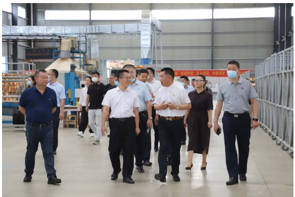 熊國武詳細介紹了狼牌輪胎最近幾年的企業發展情況和技術成就 熊國武詳細介紹了狼牌輪胎最近幾年的企業發展情況和技術成就