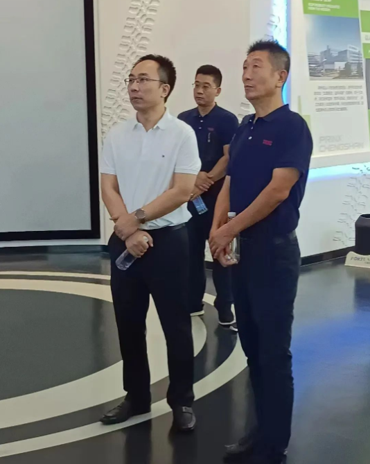 浦林成山總裁兼首席執(zhí)行官車寶臻、首佳科技制造有限公司董事長(zhǎng)兼總經(jīng)理蘇凡榮,共同在協(xié)議書(shū)上簽字。雙方的全面合作,由此揭開(kāi)了新的篇章。 浦林成山總裁兼首席執(zhí)行官車寶臻、首佳科技制造有限公司董事長(zhǎng)兼總經(jīng)理蘇凡榮,共同在協(xié)議書(shū)上簽字。雙方的全面合作,由此揭開(kāi)了新的篇章。
