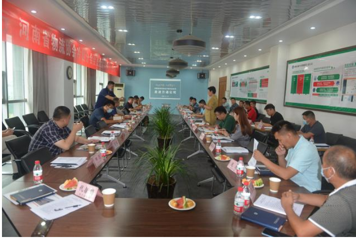 河南省物流協(xié)會冷鏈分會秘書長趙嘉浜介紹了到場的嘉賓 河南省物流協(xié)會冷鏈分會秘書長趙嘉浜介紹了到場的嘉賓