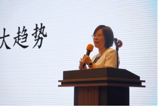 中國橡膠工業協會會長徐文英，分享了“雙碳”及疫情背景下橡膠行業的發展現狀及展望。