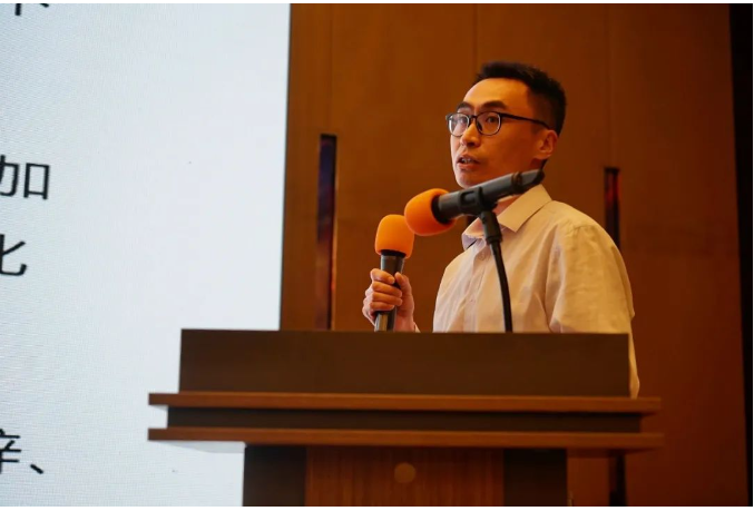 　科邁化工股份有限公司高級經理張建瑞，介紹了一種新型綠色環保型超鋅活性劑。