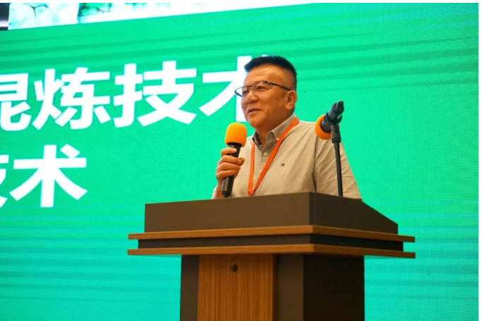 勐臘縣曼莊橡膠有限公司董事長張朝明，分享了天然橡膠/白炭黑濕法混煉技術。