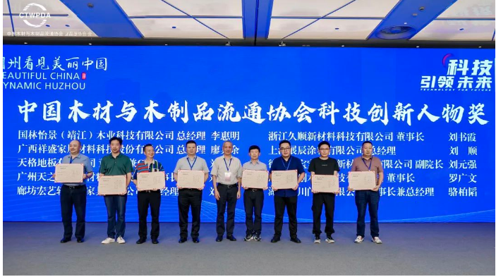 龔會(huì)長表示贊許：之前在活動(dòng)上，觀看了集泰股份有機(jī)硅發(fā)泡膠的介紹視頻，和幾家車企人員均對產(chǎn)品的流平性、易施工等性能印象深刻，此次看到針刺實(shí)驗(yàn)，感覺很不一樣。