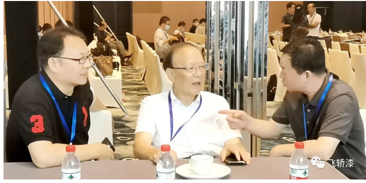 　圍繞參與浙江新材料科創(chuàng)高地建設(shè)和打造飛轎漆高端技術(shù)品牌，寧波涂協(xié)副會(huì)長(zhǎng)單位浙江尚品飛轎制漆有限公司創(chuàng)始人薛瑞宣向薛群基匯報(bào)了飛轎漆最新科研應(yīng)用成果“石墨烯金鋼水漆”，不僅實(shí)現(xiàn)“鋼”上零碳，還為鋼鐵穿上了“金鋼衣”，并邀請(qǐng)薛群基院士下步到訪飛轎公司進(jìn)行現(xiàn)場(chǎng)參觀指導(dǎo)。