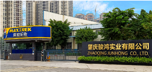 肇慶駿鴻實業有限公司成立于2006年，位于廣東省肇慶高新區，員工人數超1000人，集半鋼子午線輪胎研發、制造、銷售和服務于一身，為福田、東風小康、力帆、福迪、眾泰等多家汽車生產廠商提供(或曾經提供)輪胎配套。