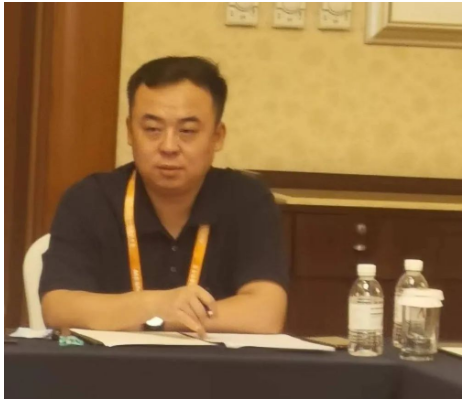 中橡協(xié)橡膠助劑專業(yè)委員會秘書長王延棟出主持會議，并通報了2022年1~7月橡膠助劑行業(yè)經(jīng)濟運行情況，對下半年工作作了安排。