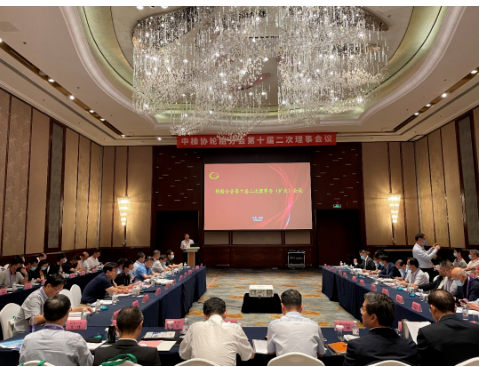  沈金榮在報告中指出，輪胎行業(yè)要穩(wěn)中求進(jìn)調(diào)結(jié)構(gòu)，去除低端過剩產(chǎn)能，提高經(jīng)濟(jì)運行質(zhì)量，提高供給質(zhì)量;鼓勵優(yōu)秀有實力的企業(yè)進(jìn)行戰(zhàn)略布局;建設(shè)世界一流企業(yè)，重視人才培養(yǎng)和合作;以綠色低碳為抓手，重在節(jié)能降耗，實現(xiàn)行業(yè)整體升級;大力推進(jìn)智能技術(shù)等創(chuàng)新驅(qū)動;優(yōu)化市場環(huán)境，倡導(dǎo)公平競爭與行業(yè)自律，實施品牌建設(shè)，實現(xiàn)健康發(fā)展。