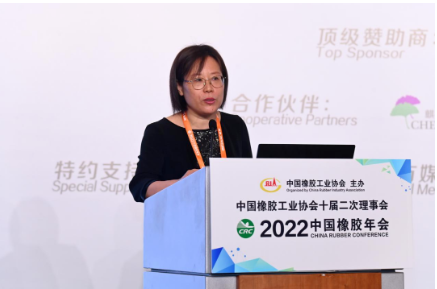 　徐文英在致辭中表示，協會的一項重要工作，就是搭建一個好的平臺，來讓大家相互的認識，相互的溝通，這次會議邀請到了許多重量級嘉賓，要在兩天分六大板塊進行知識分享。相信通過協會搭建的平臺，大家都能收獲滿滿，希望各位每一天都活在幸福中，不要害怕困難，因為信心比黃金還重要。