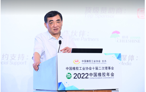 中國橡膠工業協會高級副會長、中策橡膠集團股份有限公司董事長沈金榮，深度分析了2022年中國橡膠行業形勢，并就行業面臨的難點、熱點問題向與會者分享自己的觀點。