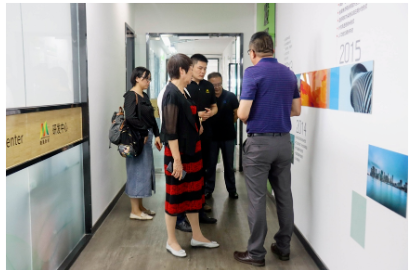 在參觀結束后,孫蓮英會長對納美新材在研發(fā)團隊、研發(fā)設備、以及新項目研發(fā)的持續(xù)投入表示贊賞,對公司在逆勢堅持創(chuàng)新發(fā)展表示了充分的肯定。 在參觀結束后,孫蓮英會長對納美新材在研發(fā)團隊、研發(fā)設備、以及新項目研發(fā)的持續(xù)投入表示贊賞,對公司在逆勢堅持創(chuàng)新發(fā)展表示了充分的肯定。