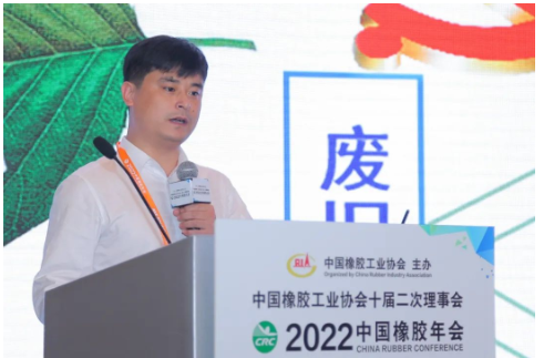 南京綠金人橡塑高科有限公司總經(jīng)理史金煒作了《廢輪胎綠色資源化再利用技術(shù)研發(fā)及其產(chǎn)業(yè)化》的報(bào)告。