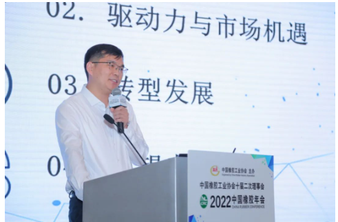 作為一家以傳統(tǒng)智能裝備制造起家的上市公司，萬向新元科技股份有限公司積極響應(yīng)并踐行綠色制造理念，融合5G工業(yè)互聯(lián)網(wǎng)解決方案，已打造廢舊輪胎循環(huán)利用解決方案、光伏硅材料提純等行業(yè)循環(huán)經(jīng)濟(jì)應(yīng)用的成功案例。新元科技副總經(jīng)理張輝帶來了《實(shí)現(xiàn)綠色低碳發(fā)展，踐行企業(yè)責(zé)任擔(dān)當(dāng)》的報(bào)告。