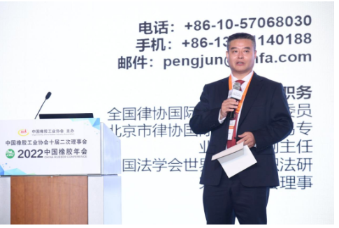 彭俊把RCEP放在目前國際經貿規則競爭和博弈的整體態勢中進行分析,闡明其對貨物貿易、服務貿易和投資的作用,從而深入淺出地說明了RCEP與企業發展的關系。 彭俊把RCEP放在目前國際經貿規則競爭和博弈的整體態勢中進行分析,闡明其對貨物貿易、服務貿易和投資的作用,從而深入淺出地說明了RCEP與企業發展的關系。