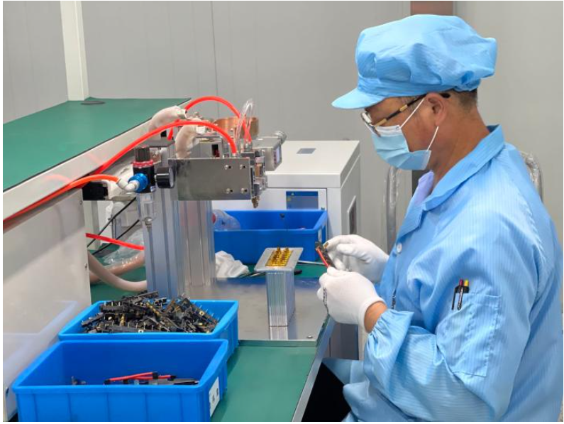 圖為安徽省寧國天成電器有限公司的工人正在生產線上忙碌。新華社記者吳慧珺 攝