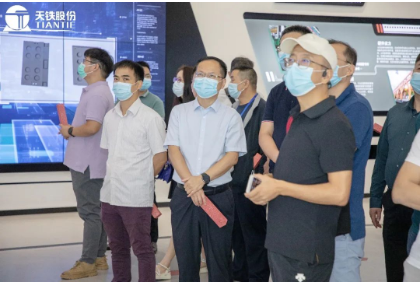 在工作人員的帶領和講解下，與會嘉賓參觀天鐵股份體驗中心、智能制造示范車間以及試驗平臺之后，對打造智能制造車間，探索以互聯網工廠升級傳統制造有了更全面的認識