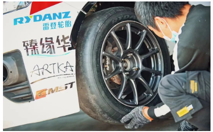 面對國內(nèi)輪胎市場份額急劇下跌的危機(jī),多路馳項目負(fù)責(zé)人魏學(xué)東轉(zhuǎn)變工廠銷售思路,增強(qiáng)和國外客戶的交流,將銷售分?jǐn)偟酵赓Q(mào)出口上,3月外貿(mào)輪胎銷售業(yè)績?yōu)?萬條,7月已經(jīng)達(dá)到了11.8萬多條,順利實(shí)現(xiàn)了二季度扭虧為盈。 面對國內(nèi)輪胎市場份額急劇下跌的危機(jī),多路馳項目負(fù)責(zé)人魏學(xué)東轉(zhuǎn)變工廠銷售思路,增強(qiáng)和國外客戶的交流,將銷售分?jǐn)偟酵赓Q(mào)出口上,3月外貿(mào)輪胎銷售業(yè)績?yōu)?萬條,7月已經(jīng)達(dá)到了11.8萬多條,順利實(shí)現(xiàn)了二季度扭虧為盈。