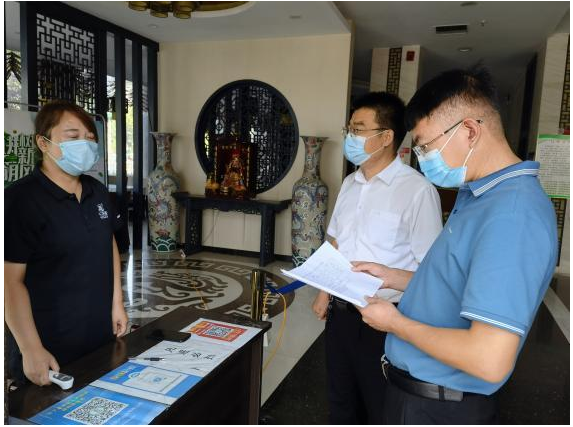 曲寶傳在檢查中強調,各公司要進一步提高政治站位,強化大局意識,堅決杜絕麻痹大意和僥幸心理,嚴防‘四風’問題反彈回潮,持續(xù)深化鞏固中央八項規(guī)定精神成果和來之不易的疫情防控成果,要嚴格遵守廉潔過節(jié)“十嚴禁”,以扎實有效的工作實績迎接黨的二十大勝利召開。 曲寶傳在檢查中強調,各公司要進一步提高政治站位,強化大局意識,堅決杜絕麻痹大意和僥幸心理,嚴防‘四風’問題反彈回潮,持續(xù)深化鞏固中央八項規(guī)定精神成果和來之不易的疫情防控成果,要嚴格遵守廉潔過節(jié)“十嚴禁”,以扎實有效的工作實績迎接黨的二十大勝利召開。