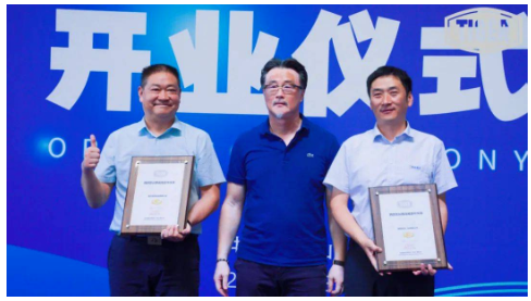 老虎新材料在中國市場,完成了在江蘇太倉、廣東清遠、成都眉山的基地布局,而且駱飆不只是大中華區的CEO,還兼著這三個生產基地的總經理。 老虎新材料在中國市場,完成了在江蘇太倉、廣東清遠、成都眉山的基地布局,而且駱飆不只是大中華區的CEO,還兼著這三個生產基地的總經理。