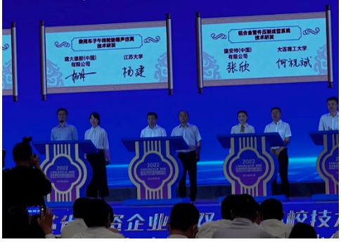 建大輪胎位于江蘇昆山的研發(fā)中心與江蘇大學(xué)汽車與交通工程學(xué)院成功簽約《乘用車子午線輪胎噪聲仿真技術(shù)研發(fā)》合作。 建大輪胎位于江蘇昆山的研發(fā)中心與江蘇大學(xué)汽車與交通工程學(xué)院成功簽約《乘用車子午線輪胎噪聲仿真技術(shù)研發(fā)》合作。
