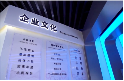 華盛集團接待室的墻壁上，掛著一幅巨幅山水畫，題目叫《源遠流長》。盯著畫作，已出任集團副董事長的張玉亮，向記者暢想著未來：“心懷‘國之大者’，打造‘國貨精品’，包括華盛橡膠在內的中國輪胎產業，必將迎來更高質量發展!”