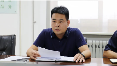 王敏董事長(zhǎng)指出，當(dāng)前，雖然臨近國(guó)慶假期，但大家要清醒認(rèn)識(shí)到當(dāng)前疫情防控及安全環(huán)保形勢(shì)依然復(fù)雜、任務(wù)依然艱巨，必須打起十二分精神，嚴(yán)陣以待、嚴(yán)加防范，毫不放松抓緊抓實(shí)各項(xiàng)防控舉措，堅(jiān)決打贏“重要時(shí)間節(jié)點(diǎn)”突擊戰(zhàn)、“嚴(yán)峻外部形勢(shì)”突圍戰(zhàn)、“補(bǔ)齊短板漏洞”攻堅(jiān)戰(zhàn)。