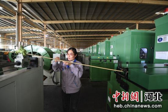 景縣一橡膠有限公司車間工人正在對金屬軟管進(jìn)行檢測。 高雷 攝