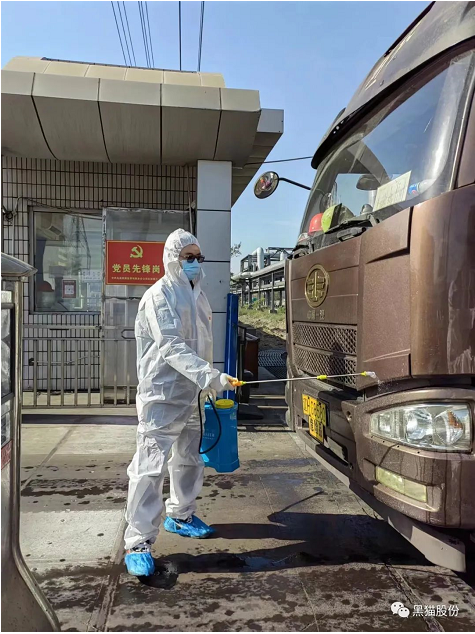 　烏海黑貓將迎難而上“戰疫情”，以“穩”中有進的定力、“靜”而有為的勇氣，全面統籌好疫情防控和生產經營工作，在戰疫中彰顯“黑貓精神”。