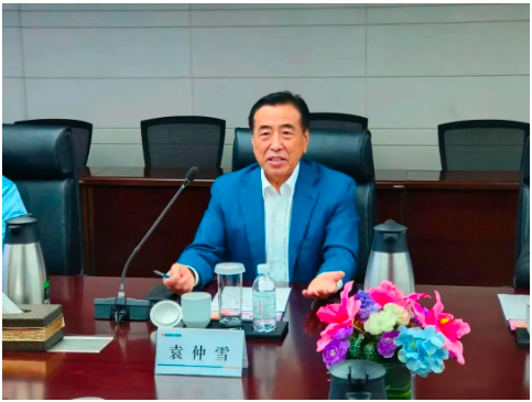 　國家橡膠與輪胎工程技術研究中心主任、賽輪集團黨委書記、董事長袁仲雪，接待了張飚一行。
