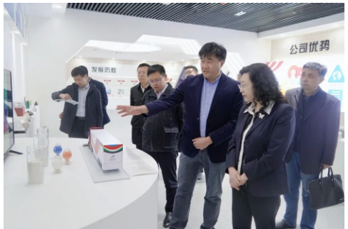 在科華賽邦展廳,華凌電纜工作人員為調研團一行介紹了華凌電纜與白俄羅斯國家科學院合作研發的高性能改性尼龍、改性高分子材料、碳纖維復合材料等產品,廣泛應用于軌道交通、汽車制造、民用等領域。科華賽邦(山東)產業發展有限公司總經理謝永光著重為調研團一行介紹了科華賽邦為2022年冬奧會雪蠟車研發的零下55度超低溫抗沖擊尼龍復合材料。 在科華賽邦展廳,華凌電纜工作人員為調研團一行介紹了華凌電纜與白俄羅斯國家科學院合作研發的高性能改性尼龍、改性高分子材料、碳纖維復合材料等產品,廣泛應用于軌道交通、汽車制造、民用等領域。科華賽邦(山東)產業發展有限公司總經理謝永光著重為調研團一行介紹了科華賽邦為2022年冬奧會雪蠟車研發的零下55度超低溫抗沖擊尼龍復合材料。
