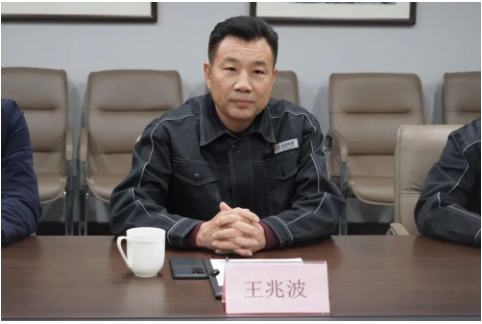 會議上,山東華凌產業園開發有限公司董事長王兆波首先對調研團的到來表示熱烈歡迎,以及介紹了華凌的發展歷程與未來的發展規劃。 會議上,山東華凌產業園開發有限公司董事長王兆波首先對調研團的到來表示熱烈歡迎,以及介紹了華凌的發展歷程與未來的發展規劃。