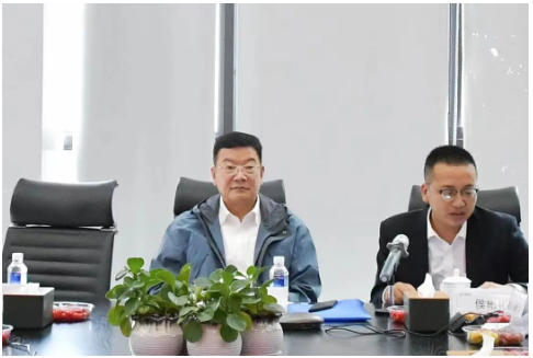 鄒哲賢及各位專家肯定了時代新材的工作，并圍繞中國中車數字化轉型的目的、方向、目標、原則、推進策略等進行指示，他強調要堅持：戰略統領、由上往下;數據貫通、標準統一;需求拉動、及時推進;急用先行、逐步覆蓋;數據驅動、平臺賦能的原則。