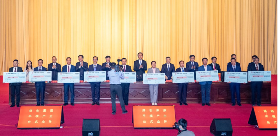 2022年上合新區(qū)企業(yè)家大會(huì)在膠州市會(huì)議中心舉行,180家重點(diǎn)企業(yè)負(fù)責(zé)人參會(huì)。在本次大會(huì)上,青島軟控機(jī)電工程有限公司總經(jīng)理武守濤獲評(píng)“2022年度上合新區(qū)優(yōu)秀企業(yè)家”,軟控機(jī)電榮獲“2022年度‘倍增計(jì)劃’先進(jìn)企業(yè)”。 2022年上合新區(qū)企業(yè)家大會(huì)在膠州市會(huì)議中心舉行,180家重點(diǎn)企業(yè)負(fù)責(zé)人參會(huì)。在本次大會(huì)上,青島軟控機(jī)電工程有限公司總經(jīng)理武守濤獲評(píng)“2022年度上合新區(qū)優(yōu)秀企業(yè)家”,軟控機(jī)電榮獲“2022年度‘倍增計(jì)劃’先進(jìn)企業(yè)”。