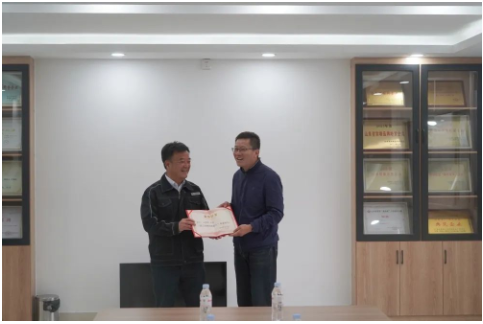 同時,華凌電纜工會主席王洪軍榮獲章丘區總工會2022年度“職工信賴的娘家人”! 同時,華凌電纜工會主席王洪軍榮獲章丘區總工會2022年度“職工信賴的娘家人”!