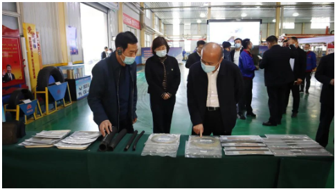 張建偉一行參觀了公司鋼簾線數(shù)字化車間及智能化檢配中心,現(xiàn)場聽取了關(guān)于智能化改造等相關(guān)情況的匯報(bào),并詳細(xì)詢問企業(yè)所遇到的困難和清潔能源開發(fā)利用情況。 張建偉一行參觀了公司鋼簾線數(shù)字化車間及智能化檢配中心,現(xiàn)場聽取了關(guān)于智能化改造等相關(guān)情況的匯報(bào),并詳細(xì)詢問企業(yè)所遇到的困難和清潔能源開發(fā)利用情況。