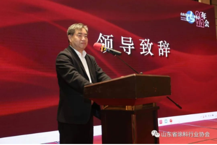山東省生態環境廳張金智巡視員首先為大會致辭，他對大會的召開表示祝賀，山東省涂料行業協會召開以“聚膠發展·共涂未來”為主題，積極探討源頭替代、深度治理的技術路線的這樣一次會議，可謂恰逢其時。