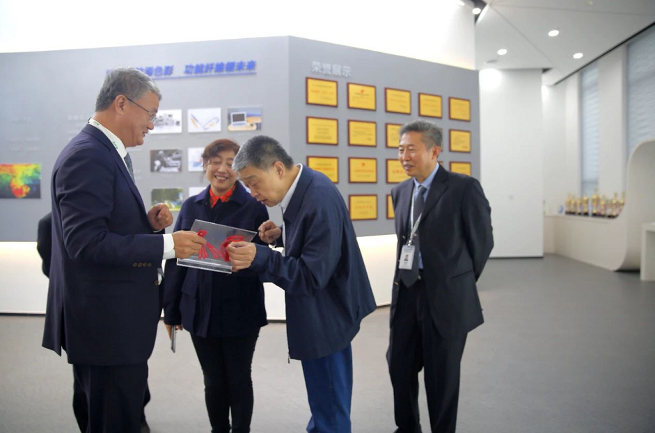 寶麗迪公司高層、公司各部門領導以及研究院全體員工一同參加相關會議和活動。