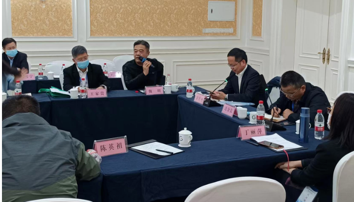 中昊黑元化工研究設計院有限公司院長王家貴、山東聯科新材料有限公司執行董事陳有根，分階段主持了此次會議。