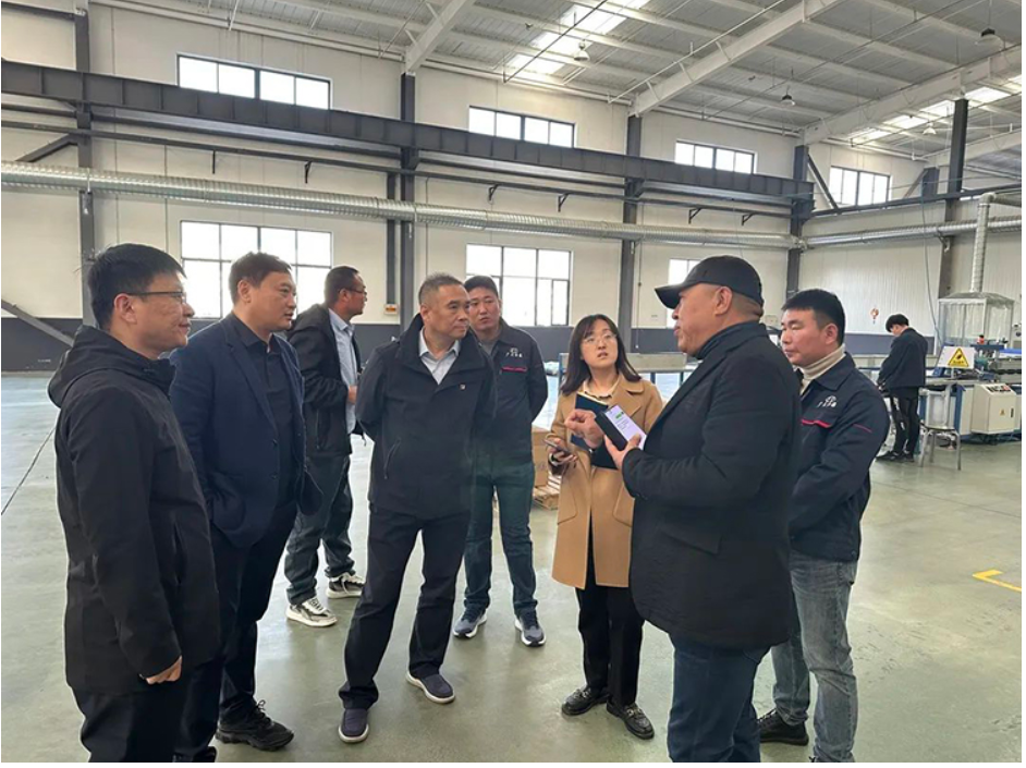 在青島致捷運通新材料科技有限公司，調研組與企業共同探討了提升產量、拓展市場的思路，并鼓勵企業發揮既有產品優勢，搶抓青島汽車產業發展風口，進一步拓寬銷售渠道，加快產品研發創新。