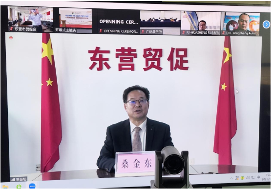 當(dāng)天,一場(chǎng)關(guān)于輪胎的“空中聯(lián)姻”在廣饒縣國際博覽中心舉行,此次推廣行動(dòng)利用Zoom平臺(tái)、以視頻會(huì)議的形式舉行,青島雙星、金宇輪胎、永盛橡膠、方興橡膠、華盛橡膠等10余家企業(yè)進(jìn)行了品牌推介,并與Brandlab Solutions等非洲的30余家采購商通過“屏對(duì)屏”進(jìn)行了“一對(duì)一”精準(zhǔn)對(duì)接洽談,圍繞產(chǎn)業(yè)現(xiàn)狀、市場(chǎng)需求等問題進(jìn)行深度交流,在線參與人數(shù)達(dá)2100人次。 當(dāng)天,一場(chǎng)關(guān)于輪胎的“空中聯(lián)姻”在廣饒縣國際博覽中心舉行,此次推廣行動(dòng)利用Zoom平臺(tái)、以視頻會(huì)議的形式舉行,青島雙星、金宇輪胎、永盛橡膠、方興橡膠、華盛橡膠等10余家企業(yè)進(jìn)行了品牌推介,并與Brandlab Solutions等非洲的30余家采購商通過“屏對(duì)屏”進(jìn)行了“一對(duì)一”精準(zhǔn)對(duì)接洽談,圍繞產(chǎn)業(yè)現(xiàn)狀、市場(chǎng)需求等問題進(jìn)行深度交流,在線參與人數(shù)達(dá)2100人次。