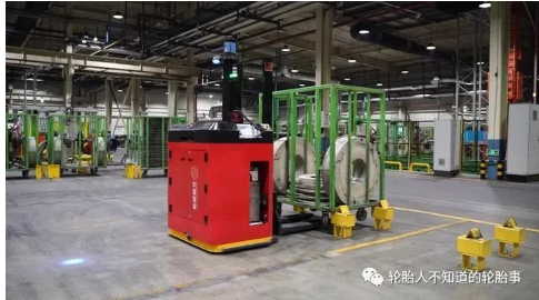 生產車間內，機器人正負責運送生產原料，剛下生產線的輪胎在空中“行走”，生產流程實現全電智能化。
