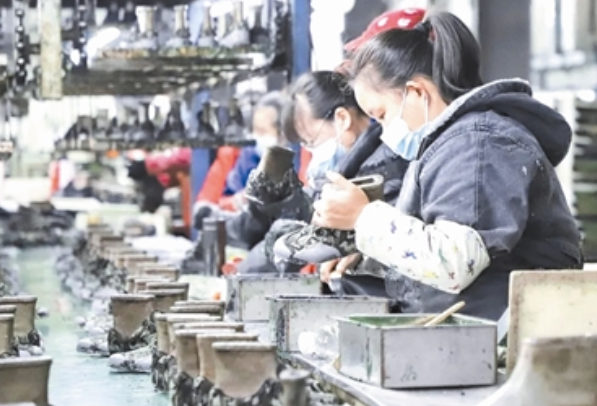 近日，在位于畢節(jié)高新區(qū)的貴州陸海龍騰鞋業(yè)有限公司生產(chǎn)車間，400余名員工正忙著趕制訂單，經(jīng)過裁剪、上膠、定型、品檢等一系列工序，一雙雙成品鞋陸續(xù)下線，銷往國內(nèi)外市場(chǎng)。