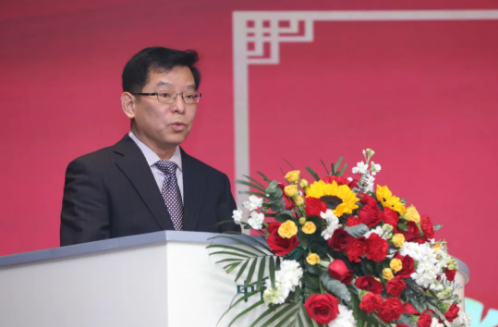 　新當(dāng)選的理事長(zhǎng)李衛(wèi)東在講話(huà)中首先對(duì)上級(jí)黨委的信任、代表的支持表示衷心的感謝，并分享了自己對(duì)行業(yè)發(fā)展的一些看法。他表示，輪胎循環(huán)利用行業(yè)既充滿(mǎn)希望、極具發(fā)展?jié)摿Γ殖錆M(mǎn)挑戰(zhàn)。在今后的工作中，中國(guó)輪胎循環(huán)利用協(xié)會(huì)將緊緊把握當(dāng)下黨和國(guó)家“推動(dòng)綠色發(fā)展”的總體戰(zhàn)略目標(biāo)，按照相關(guān)的政策指引，在各有關(guān)主管部門(mén)的指導(dǎo)下，以“科技化、數(shù)字化、金融化、生態(tài)化、標(biāo)準(zhǔn)化、法制化”為指導(dǎo)：一是強(qiáng)化科技化，使科技創(chuàng)新成為行業(yè)發(fā)展的第一動(dòng)力;二是運(yùn)用數(shù)字化，賦能行業(yè)高水平發(fā)展;三是促進(jìn)金融化，助力做大做強(qiáng);四是構(gòu)建生態(tài)化，形成行業(yè)發(fā)展良好支撐體系;五是夯實(shí)標(biāo)準(zhǔn)化，使標(biāo)準(zhǔn)成為行業(yè)發(fā)展的堅(jiān)固保障;六是推動(dòng)法制化，使行業(yè)在法律法規(guī)保障下良性運(yùn)行。最終目標(biāo)是推動(dòng)行業(yè)實(shí)現(xiàn)高質(zhì)量發(fā)展與轉(zhuǎn)型升級(jí)，把行業(yè)打造成為科技引領(lǐng)、綠色低碳、數(shù)字支撐、法制健全，為中國(guó)式現(xiàn)代化建設(shè)作出積極貢獻(xiàn)的行業(yè)。