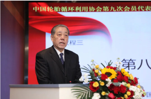 會(huì)上，中國(guó)輪胎循環(huán)利用協(xié)會(huì)第八屆理事會(huì)理事長(zhǎng)朱軍做了第八屆理事會(huì)工作報(bào)告。朱軍表示，中國(guó)輪胎循環(huán)利用協(xié)會(huì)第八屆理事會(huì)履職期間，正逢百年未遇之大疫情持續(xù)影響期和實(shí)現(xiàn)“兩個(gè)一百年”奮斗目標(biāo)的歷史交匯期。在國(guó)家循環(huán)經(jīng)濟(jì)政策的指引下，在政府主管部門(mén)的大力推動(dòng)下，在社會(huì)各界的廣泛關(guān)注下，協(xié)會(huì)第八屆理事會(huì)全體成員團(tuán)結(jié)奮斗，帶領(lǐng)全行業(yè)的干部員工共同努力，做了大量卓有成效的工作。在嚴(yán)峻復(fù)雜形勢(shì)面前，經(jīng)受了考驗(yàn)，鍛煉了隊(duì)伍，戰(zhàn)勝了困難，各項(xiàng)工作取得了可喜的成績(jī)。具有輪胎/橡膠資源“減量化、再利用、資源化”典型特征的輪胎循環(huán)利用行業(yè)得到了長(zhǎng)足的進(jìn)步。