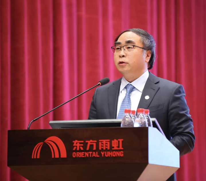 東方雨虹控股副董事長兼總裁許利民先生作“東方雨虹2022年經營情況及2023年經營工作重點”報告。他表示，2023年東方雨虹將繼續圍繞“聚焦優勢 精準發力 速度與質量雙提升”的經營戰略，堅持以合伙人為基石、以客戶為中心、以結果為導向，夯基礎、善創新、強執行、提效能，持續提升各項工作管理水平，全面開拓東方雨虹新的發展局面。