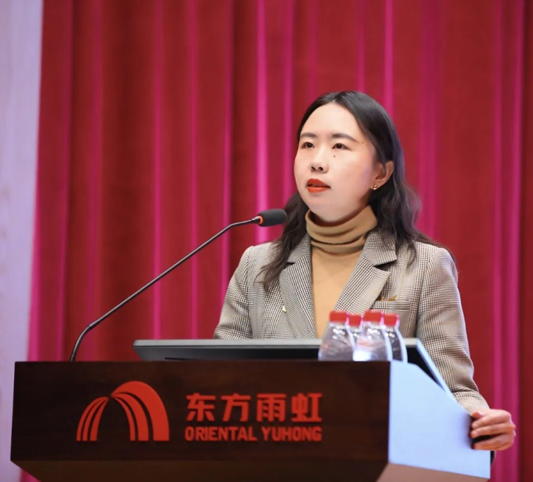 東方雨虹控股審計監察總監蘭瑩女士作“崇清尚廉守底線 行穩致遠促發展”主題報告。知敬畏、正作風、守底線、嚴紀律。蘭瑩女士表示，2023年，東方雨虹將進一步加強廉潔文化建設，營造清風正氣環境，在為經營管理、生產建設提供有力紀律保障的同時，全力為企業高質量發展建設一支信念堅定、專業過硬、作風優良、清正廉潔的高素質人才隊伍。