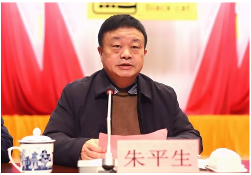 朱平生表示,2022年,是黨和國家歷史上具有里程碑意義的一年,也是黑貓集團(tuán)加快發(fā)展的關(guān)鍵一年。面對(duì)經(jīng)濟(jì)下行壓力的加大,黑貓人居危思危,奮勇直追,在經(jīng)營指標(biāo)上再創(chuàng)佳績,在提高發(fā)展質(zhì)量上取得突破。2023年,希望黑貓繼續(xù)發(fā)揮領(lǐng)軍作用、繼續(xù)擔(dān)當(dāng)發(fā)展標(biāo)兵、持續(xù)實(shí)現(xiàn)更大突破,奮力推動(dòng)各項(xiàng)工作“作示范、勇爭先、走前列”,奮力開創(chuàng)世界領(lǐng)先的百年制造企業(yè)新局面。 朱平生表示,2022年,是黨和國家歷史上具有里程碑意義的一年,也是黑貓集團(tuán)加快發(fā)展的關(guān)鍵一年。面對(duì)經(jīng)濟(jì)下行壓力的加大,黑貓人居危思危,奮勇直追,在經(jīng)營指標(biāo)上再創(chuàng)佳績,在提高發(fā)展質(zhì)量上取得突破。2023年,希望黑貓繼續(xù)發(fā)揮領(lǐng)軍作用、繼續(xù)擔(dān)當(dāng)發(fā)展標(biāo)兵、持續(xù)實(shí)現(xiàn)更大突破,奮力推動(dòng)各項(xiàng)工作“作示范、勇爭先、走前列”,奮力開創(chuàng)世界領(lǐng)先的百年制造企業(yè)新局面。